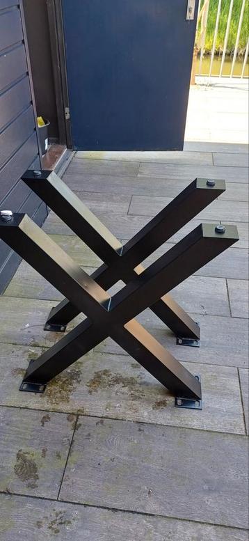 Kruis tafelpoten beschikbaar voor biedingen