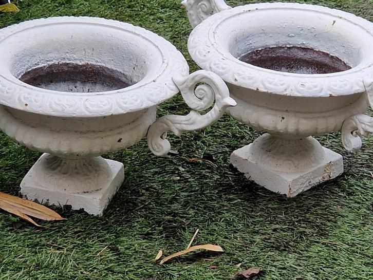 2 gietijzeren (oor)vazen (brocante), Tuin en Terras, Tuinvazen, Gebruikt, Ophalen of Verzenden