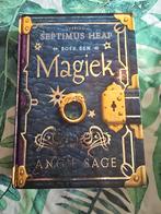 Angie Sage:
Septimus Heap - Magiek, Hardcover Nederlands, Boeken, Ophalen of Verzenden, Gelezen