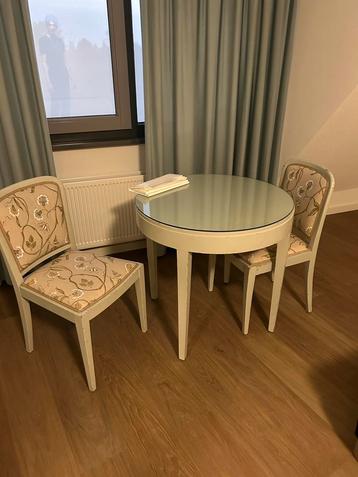Zitje tafel met twee stoelen beschikbaar voor biedingen