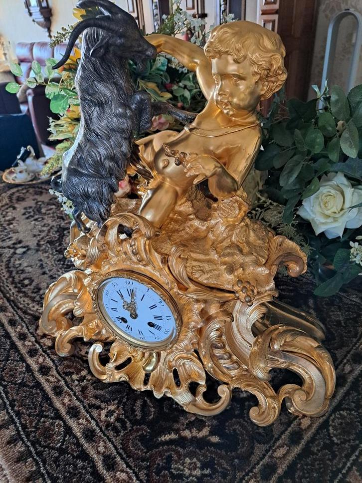 Bronzen vergulde pendule met geit en putto, Antiek en Kunst, Antiek | Klokken, Ophalen of Verzenden