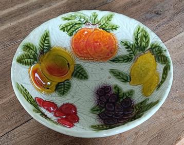 Vintage Barbotine Schaal met Fruit beschikbaar voor biedingen