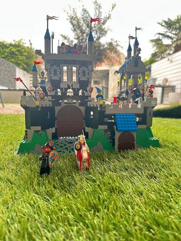 LEGO Royal Knight's Castle 6090

 beschikbaar voor biedingen
