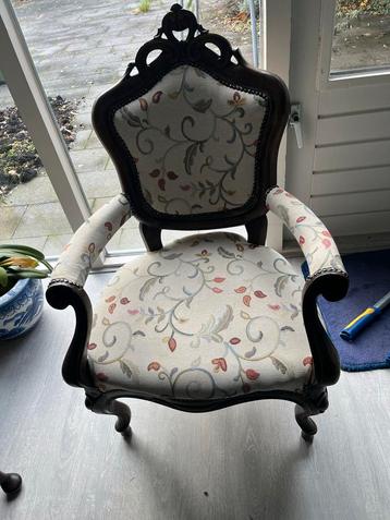 Antiek Stoeltje Gobelin Bloemenpatroon beschikbaar voor biedingen