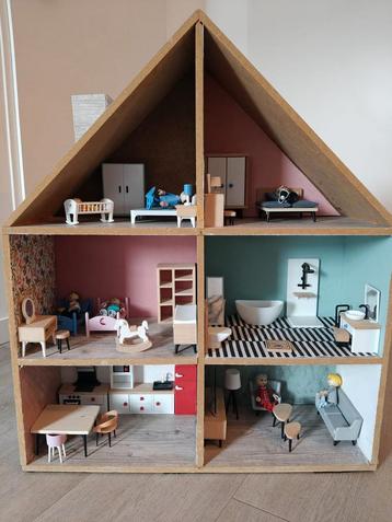 Poppenhuis met Meubels & Accessoires beschikbaar voor biedingen