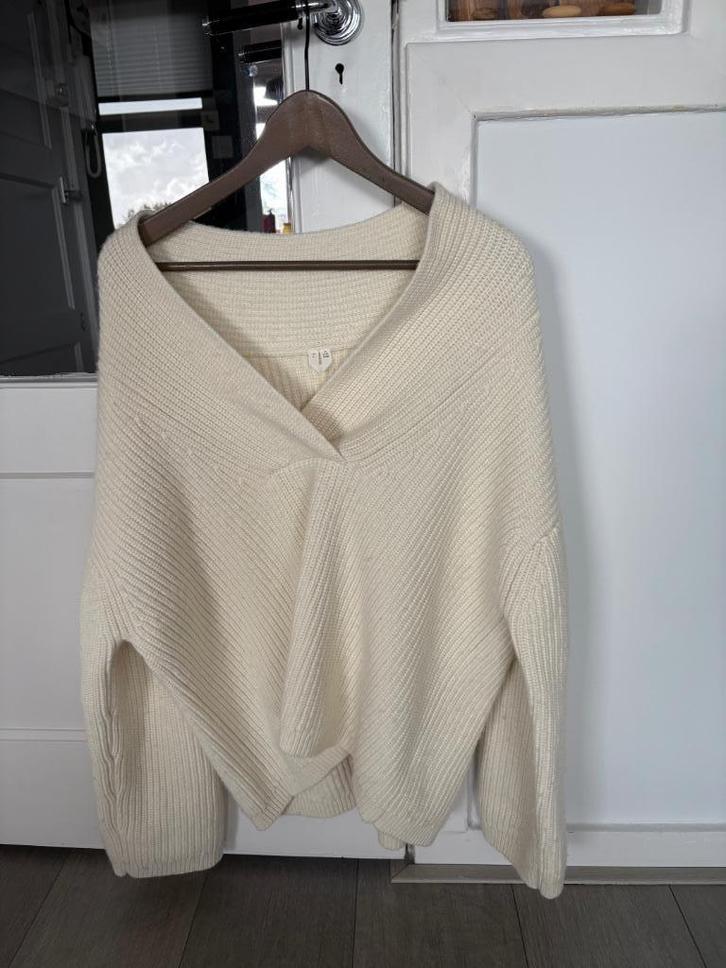 Crèmekleurige wintertrui Arket V-hals (L), Kleding | Dames, Truien en Vesten, Zo goed als nieuw, Maat 42/44 (L), Beige, Ophalen