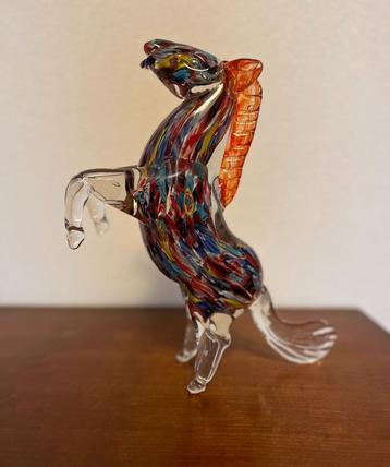 Steigerend paard van glas. beschikbaar voor biedingen