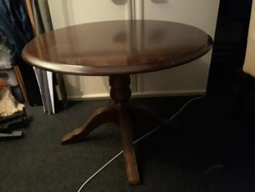 ronde tafel beschikbaar voor biedingen