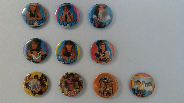Dolly Dots muziek buttons set Angela Ria Patty Anita groep, Verzamelen, Muziek, Artiesten en Beroemdheden, Zo goed als nieuw, Ophalen of Verzenden