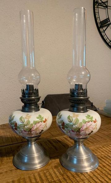 2 Identieke Olielampen Bloemen met Tinnen voet beschikbaar voor biedingen