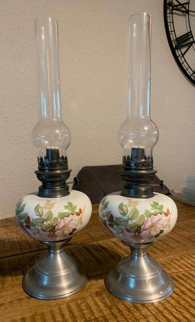 2 Identieke Olielampen Bloemen met Tinnen voet, Antiek en Kunst, Antiek | Lampen, Ophalen of Verzenden