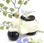Een prachtige witte Vespa scooter als taarttopper., Hobby en Vrije tijd, Ophalen of Verzenden, Nieuw, Versiering, Geboorte of Huwelijk