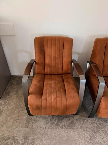 Bruine vintage stoelen beschikbaar voor biedingen