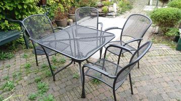 Metalen tuinset beschikbaar voor biedingen