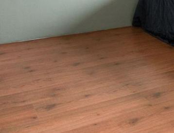 Laminaat donker eiken 120m2 beschikbaar voor biedingen