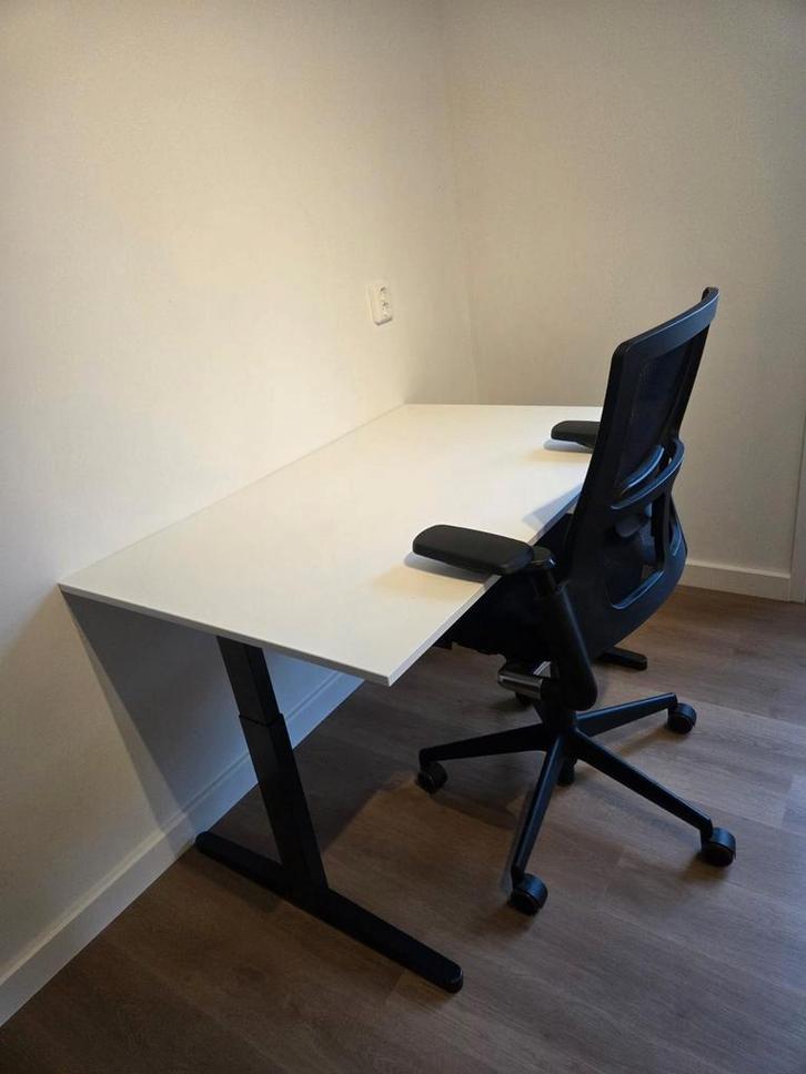 Ahrend bureaustoel & bureau thuiswerkset in zeer goede staat, Huis en Inrichting, Bureaus, Zo goed als nieuw, Bureau, In hoogte verstelbaar
