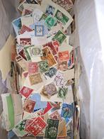 Partij Postzegels in doos - Wereld, Klassiek & Modern, Ophalen of Verzenden, Nederland en Buitenland