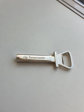 Zilverkleurige Flesopener met Tekst "De Tweemaster" - beschikbaar voor biedingen