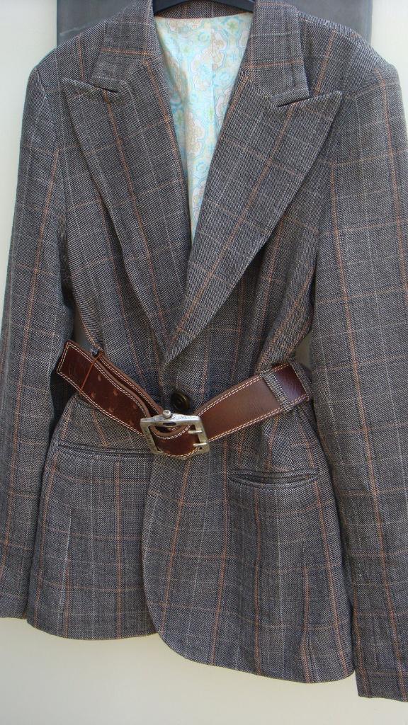 HANS UBBINK: design dames colbert met riem, Kleding | Dames, Jasjes, Kostuums en Pakken, Zo goed als nieuw, Maat 42/44 (L), Bruin