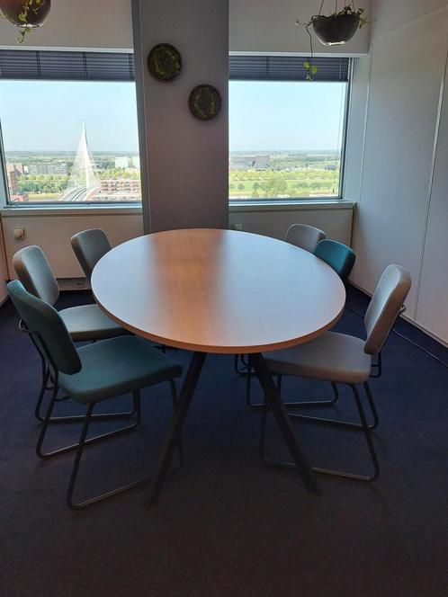 Vergadertafel of grote eettafel ovaal zwarte poot eiken, Huis en Inrichting, Tafels | Eettafels, Zo goed als nieuw, 100 tot 150 cm