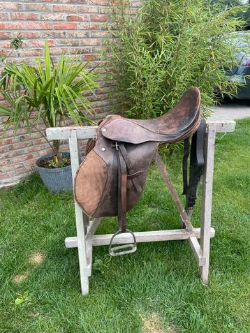 Antiek zadel bruin beschikbaar voor biedingen