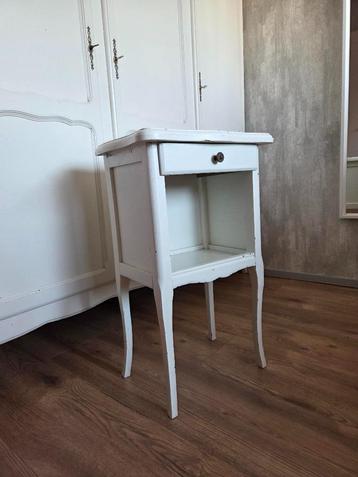 Nachtkastje / bijzettafel / kastje Queen Ann beschikbaar voor biedingen