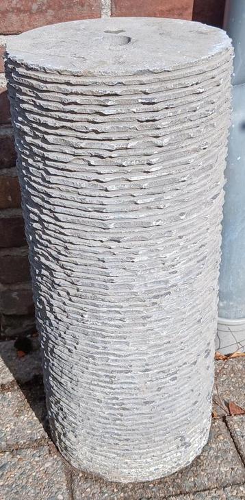 Fontijn. Hoog 49cm doorsnede 21cm. Geribbeld in grijs beton. beschikbaar voor biedingen