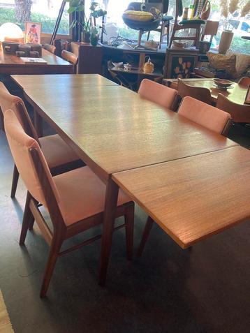 Vintage eettafel mooie houtprint en afwerking beschikbaar voor biedingen