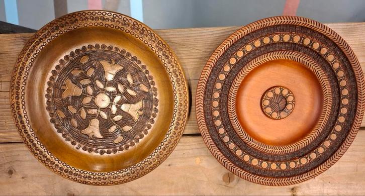 Houten Bordjes Handsnijwerk - Set van 2, Antiek en Kunst, Antiek | Schalen, Ophalen of Verzenden