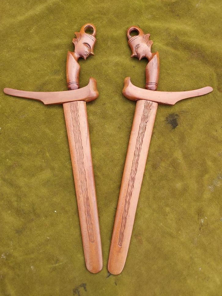 Set van 2 Indische krisjes met houtsnijwerk., Antiek en Kunst, Kunst | Niet-Westerse kunst, Verzenden