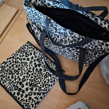 Luiertas met luipaardprint beschikbaar voor biedingen