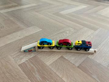 Houten trein met autootjes beschikbaar voor biedingen