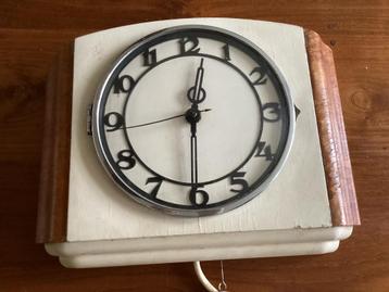 Art Deco elektrische wandklok beschikbaar voor biedingen