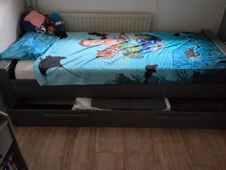 Kinderbed - Eenpersoons, Huis en Inrichting, Slaapkamer | Bedden, Zo goed als nieuw, Eenpersoons, 90 cm, 200 cm, Hout, Grijs, Ophalen