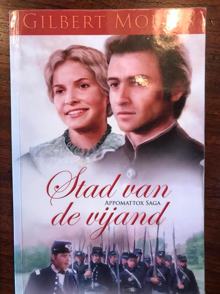 Gilbert Morris - Stad van de vijand, Boeken, Literatuur, Zo goed als nieuw, Amerika, Ophalen of Verzenden