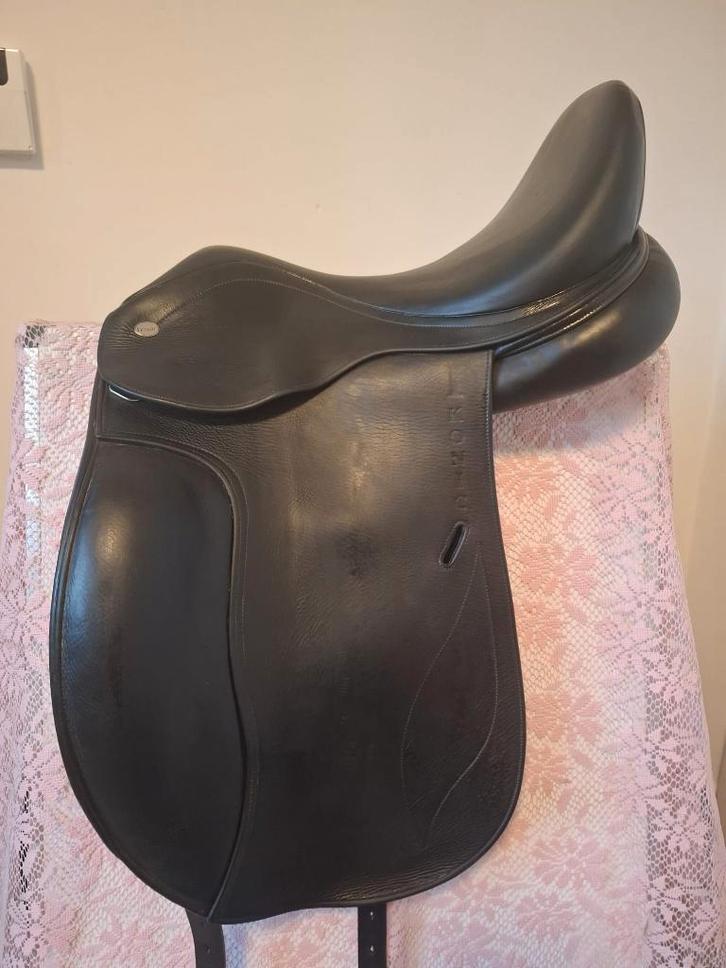Ikonic Proline dressuurzadel 18 inch, Dieren en Toebehoren, Paarden en Pony's | Zadels, Gebruikt, Dressuur, Ophalen