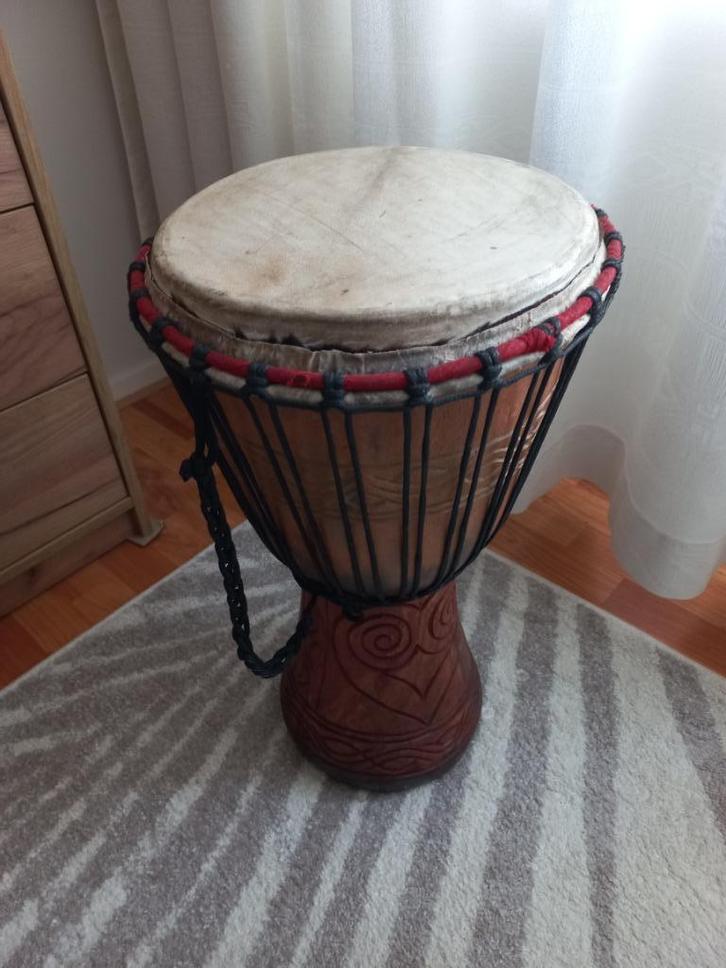 Djembé met mooi houtsnijwerk, Muziek en Instrumenten, Percussie, Gebruikt, Trommel, Ophalen