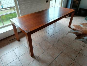 Lange houten tafel, zeer stevig maar lichtgewicht  beschikbaar voor biedingen