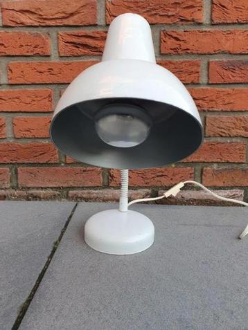 Prachtige antieke / Vintage witte industriële 60S bureaulamp beschikbaar voor biedingen