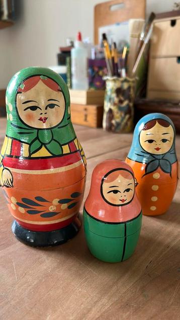 Incomplete set vrolijke kleurige matroesjka’s beschikbaar voor biedingen