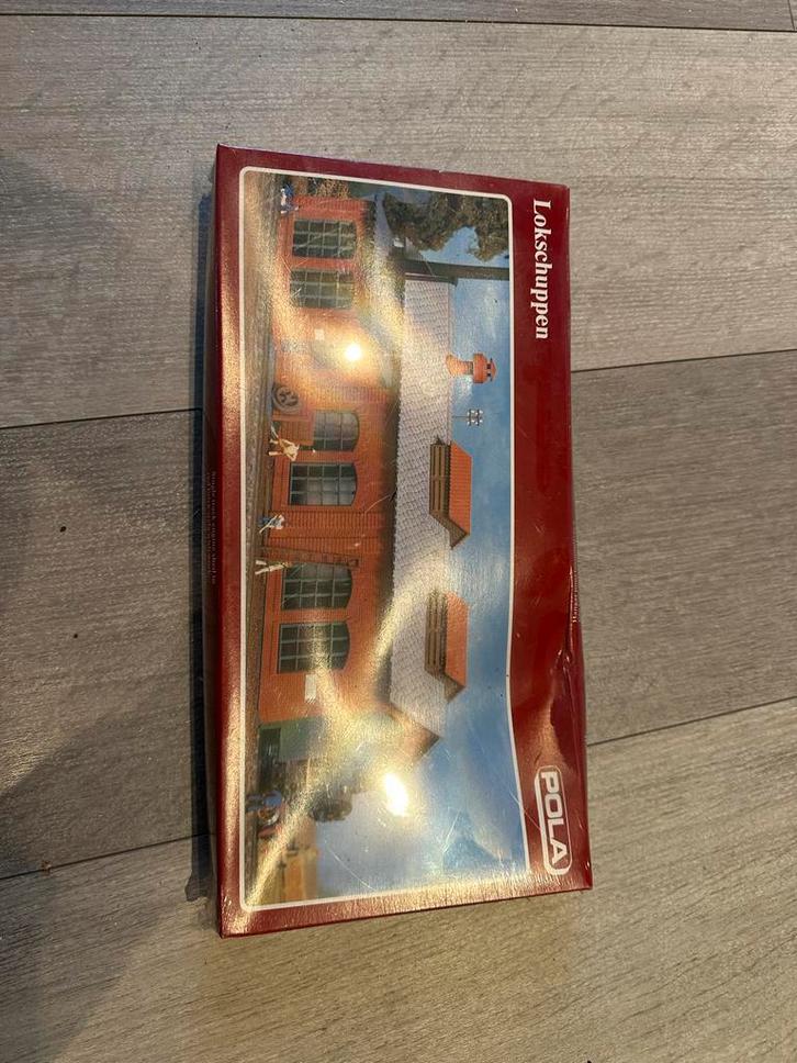 Pola HO600 Lokschuppen - Nieuw in Doos!, Hobby en Vrije tijd, Modeltreinen | H0, Nieuw, Brug, Tunnel of Gebouw, Overige merken