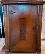 Antiek kastje met deur en houtsnijwerk, Ophalen
