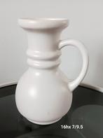 Vintage Flora Gouda oorvaas met een poederachtige matte uits, Huis en Inrichting, Woonaccessoires | Vazen, Gebruikt, Wit, Aardewerk of Porselein