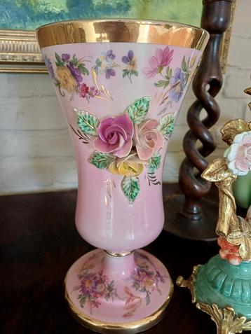 Franse Brocante Barbotine Vaas met Roosjes groot! beschikbaar voor biedingen