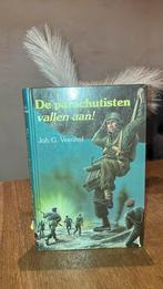 KR-10 Joh G Veenhof De parachutisten vallen aan!, Ophalen of Verzenden, Gelezen