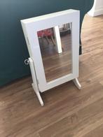 wit kastje met spiegel op pootje en deur voor sieraden, Huis en Inrichting, Woonaccessoires | Spiegels, Ophalen, Minder dan 50 cm