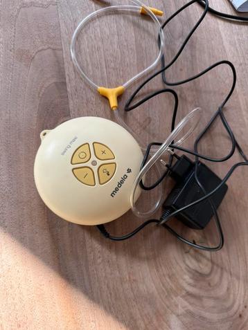 Medela swing met dubbele kolfset en 150 diepvrieszakjes beschikbaar voor biedingen