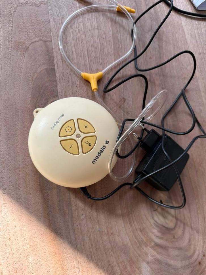 Medela swing met dubbele kolfset en 150 diepvrieszakjes, Kinderen en Baby's, Babyvoeding en Toebehoren, Zo goed als nieuw, Borstkolf