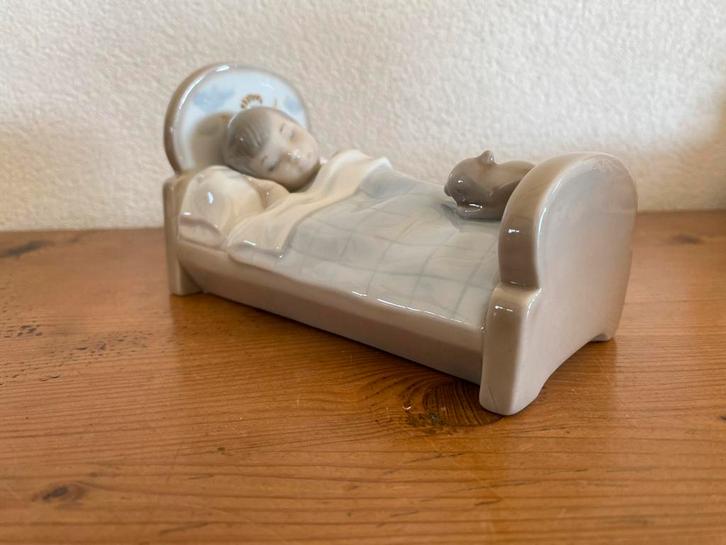 Zaphir slapend jongetje met poes, Verzamelen, Beelden en Beeldjes, Gebruikt, Mens, Ophalen of Verzenden