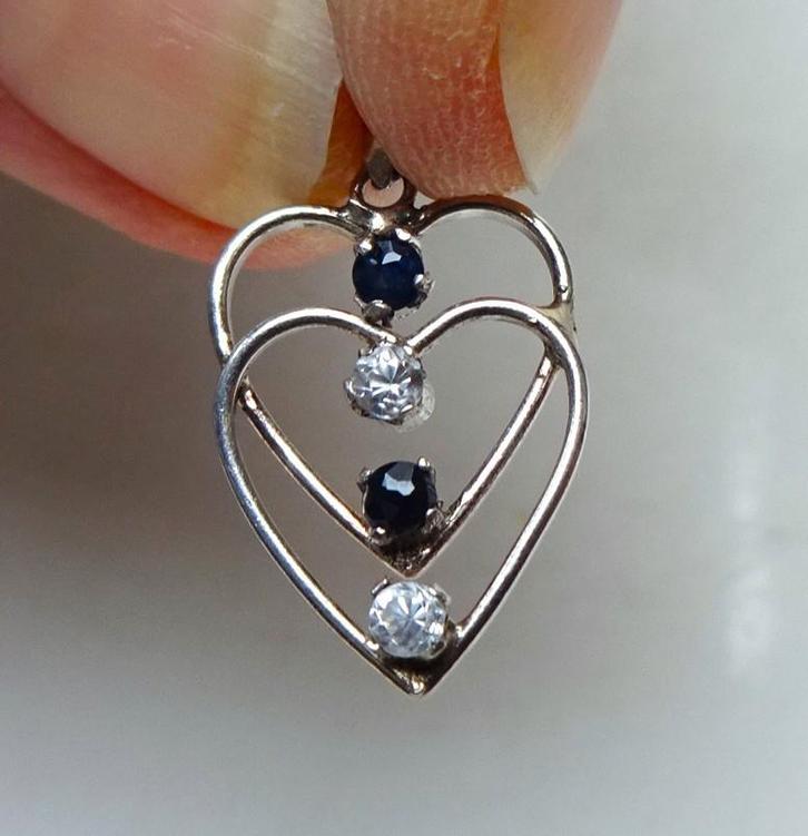 Zilveren hangertje: 2 x hartjes in elkaar: saffier + kristal, Sieraden, Tassen en Uiterlijk, Antieke sieraden, Hanger, Zilver